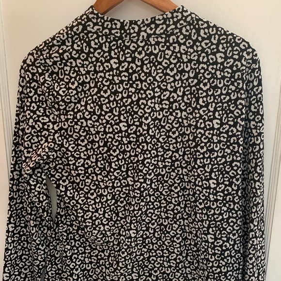 Suzy Shier mock neck top w/ asymmetrical cut out at neckline black & white print - Picture 12 of 12